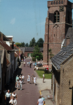 845703 Gezicht in de Kerkstraat te Jaarsveld (gemeente Lopik) vanaf de Lekdijk Oost; rechts de Nederlands Hervormde ...